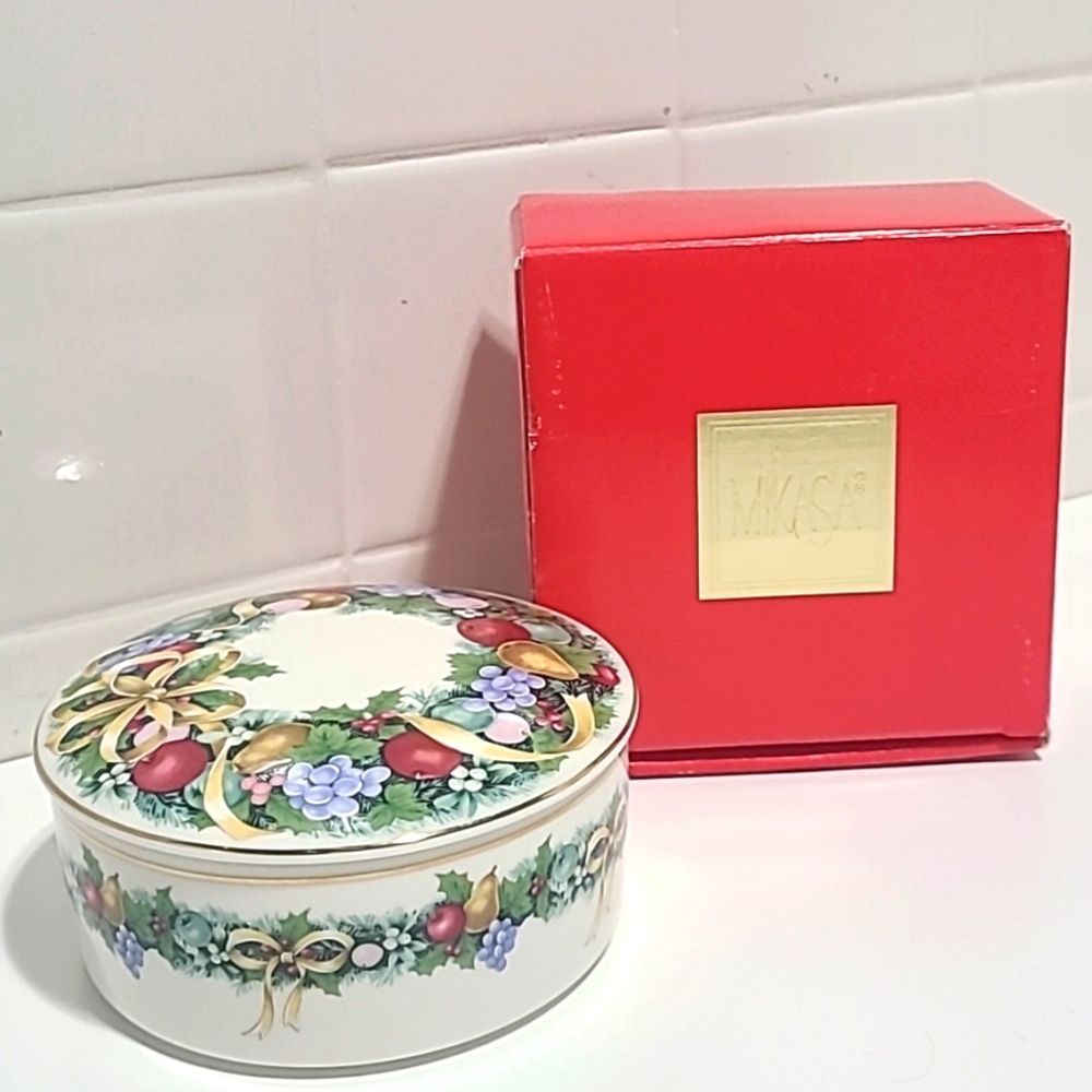 Mikasa Christmas Porcelain Dish Jewelry Box Trinket New in box